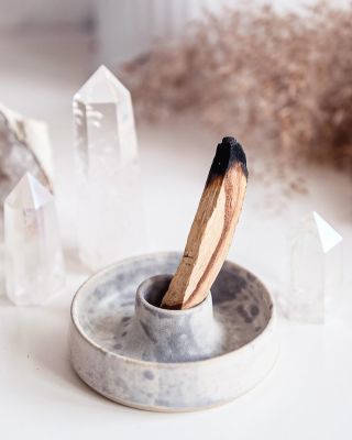 Vykuřovadla a nikdy nekončící otázky. Jak je používat a jak je správně zapálit? ⬇️ Čtěte dál... ✨ Palo Santo - zklidňuje a...